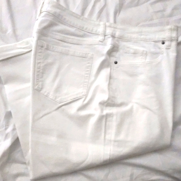 Lane Bryant Cuffed Boyfriend Capris  Classic White Jeans - Picture 2 of 2